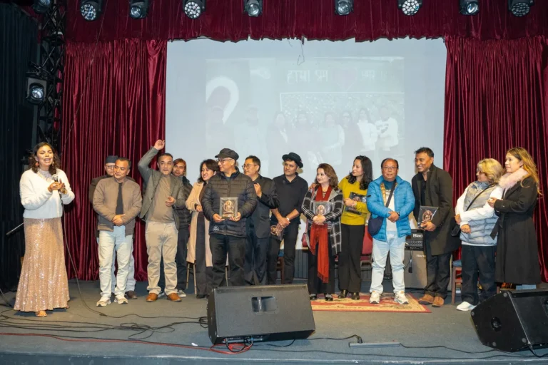 प्रमाणपत्र लिएर मञ्चमा उभिएका पूर्वविद्यार्थी