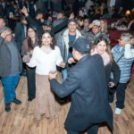 भरिएको कोठामा नाचिरहेका पूर्वविद्यार्थी