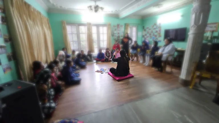 उज्यालो कोठामा भुइँमा घेरा बनाएर बसेका सहभागीहरू