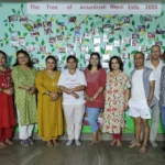 बैठक कोठामा महिला र AAAK सदस्यहरूको समूह