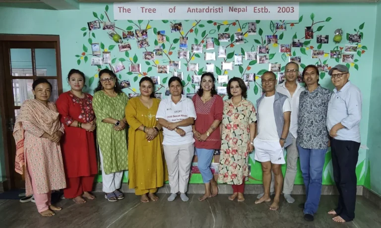 बैठक कोठामा महिला र AAAK सदस्यहरूको समूह
