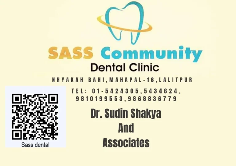 दाँतको लोगो र डा. सुदिन शाक्य एन्ड एसोसिएट्स लेखिएको SASS कम्युनिटी डेन्टल क्लिनिकको साइनबोर्ड