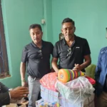 विद्यालयको कार्यालयमा कक्षाका सामग्रीसहित उभिएका AAAK सदस्य