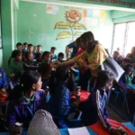 भरिएको कक्षामा अतिथि र विद्यार्थी