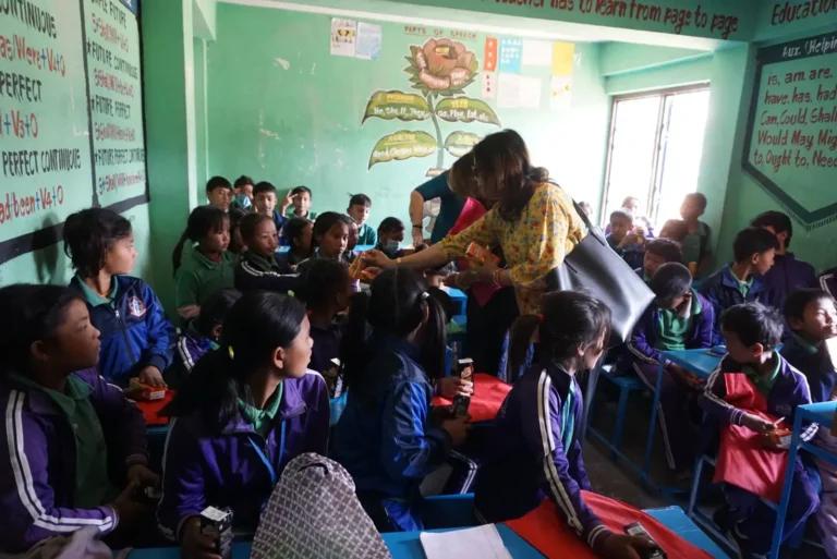 भरिएको कक्षामा अतिथि र विद्यार्थी