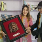 पुस्तकालयमा फ्रेम गरिएको माया चिनो प्रदान गरिँदै