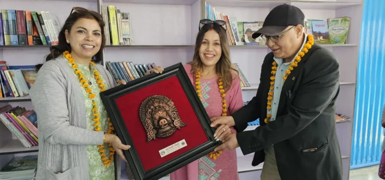 पुस्तकालयमा फ्रेम गरिएको माया चिनो प्रदान गरिँदै