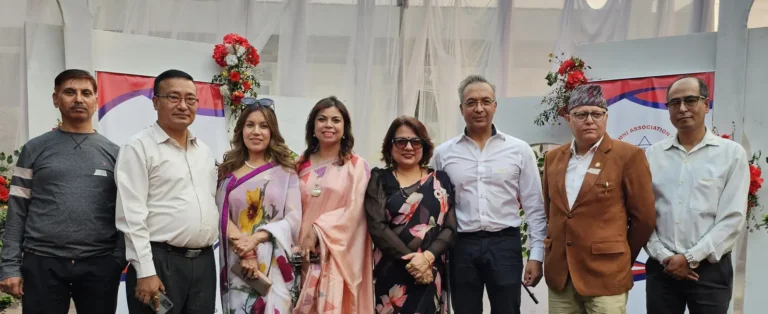 साँझको कार्यक्रममा सँगै उभिएका पूर्वविद्यार्थी र शिक्षक