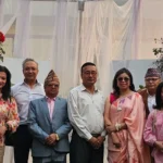 AAAK ब्यानरअगाडि पङ्क्तिमा उभिएका पूर्वविद्यार्थी र शिक्षक
