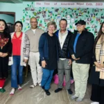 रूखको भित्तेचित्रअगाडि सामूहिक तस्बिर