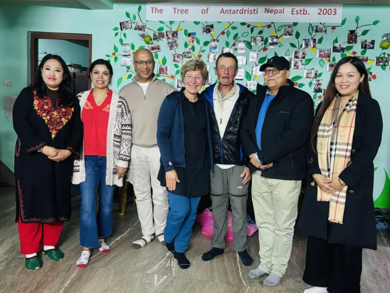 रूखको भित्तेचित्रअगाडि सामूहिक तस्बिर