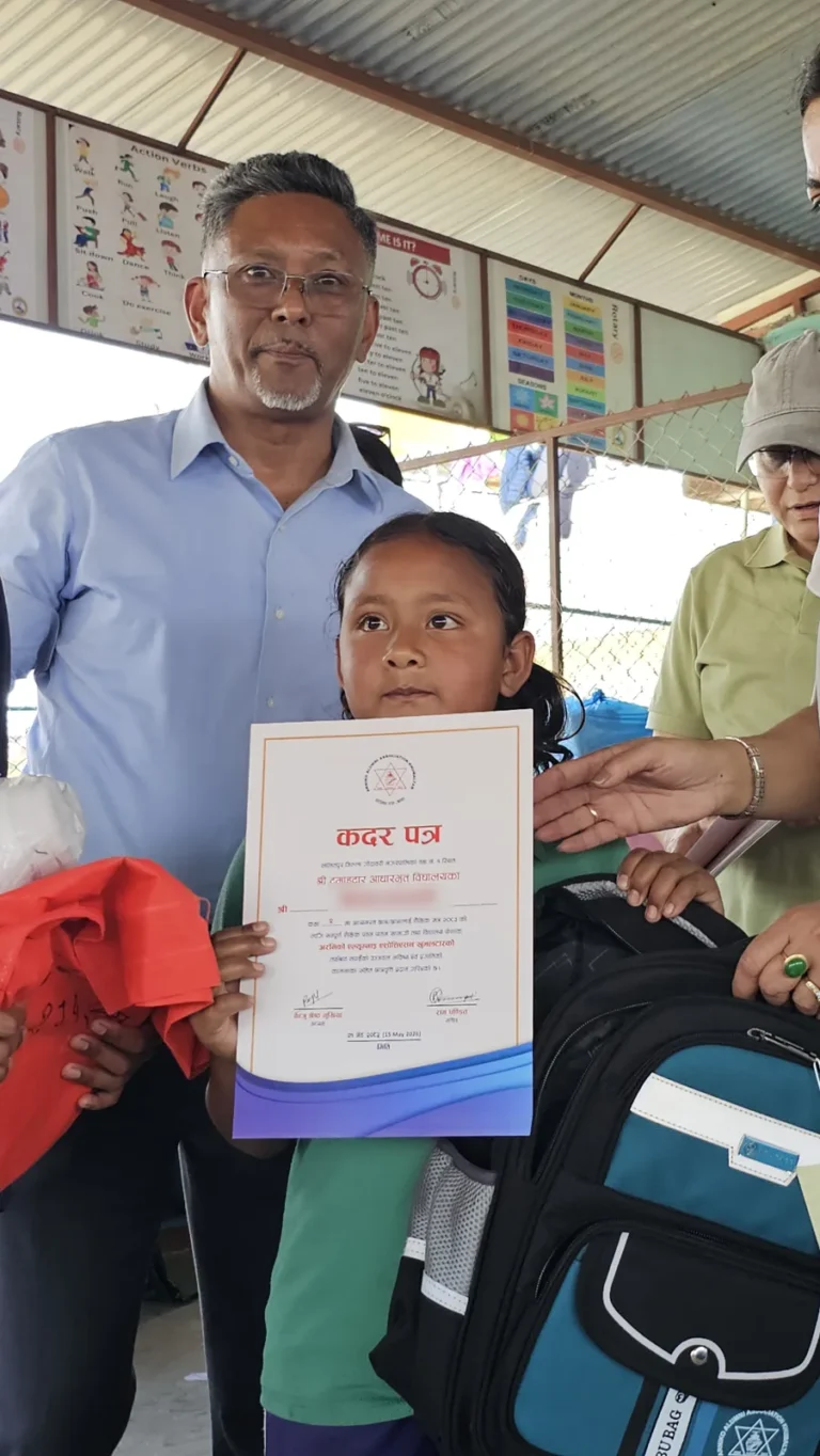 AAAK सदस्यछेउ कदर पत्र र नयाँ झोलासहित एक बालिका