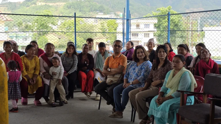 छाना भएको आँगनमा पङ्क्तिमा बसेका अभिभावक र अतिथि