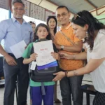 AAAK सदस्यहरूबीच कदर पत्र र कालो झोला समातेकी बालिका