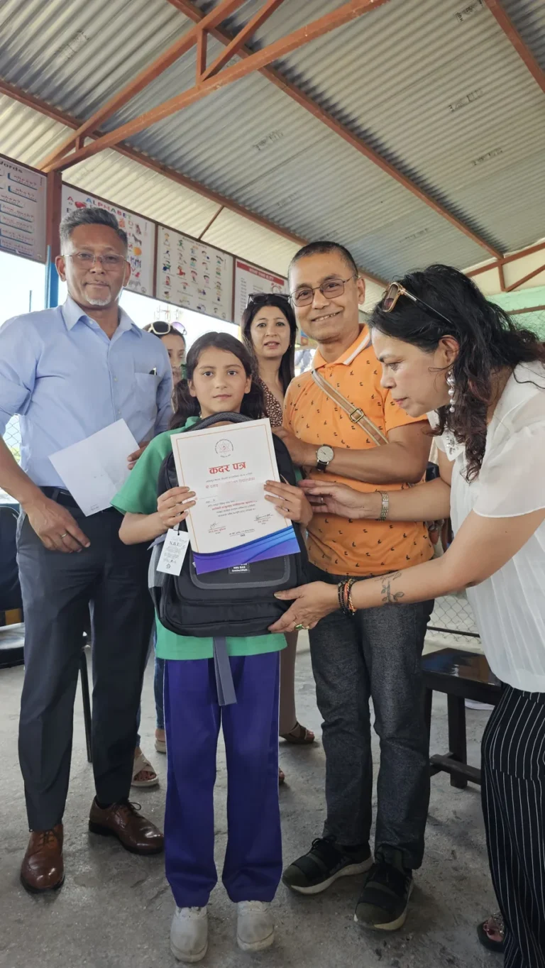 AAAK सदस्यहरूबीच कदर पत्र र कालो झोला समातेकी बालिका