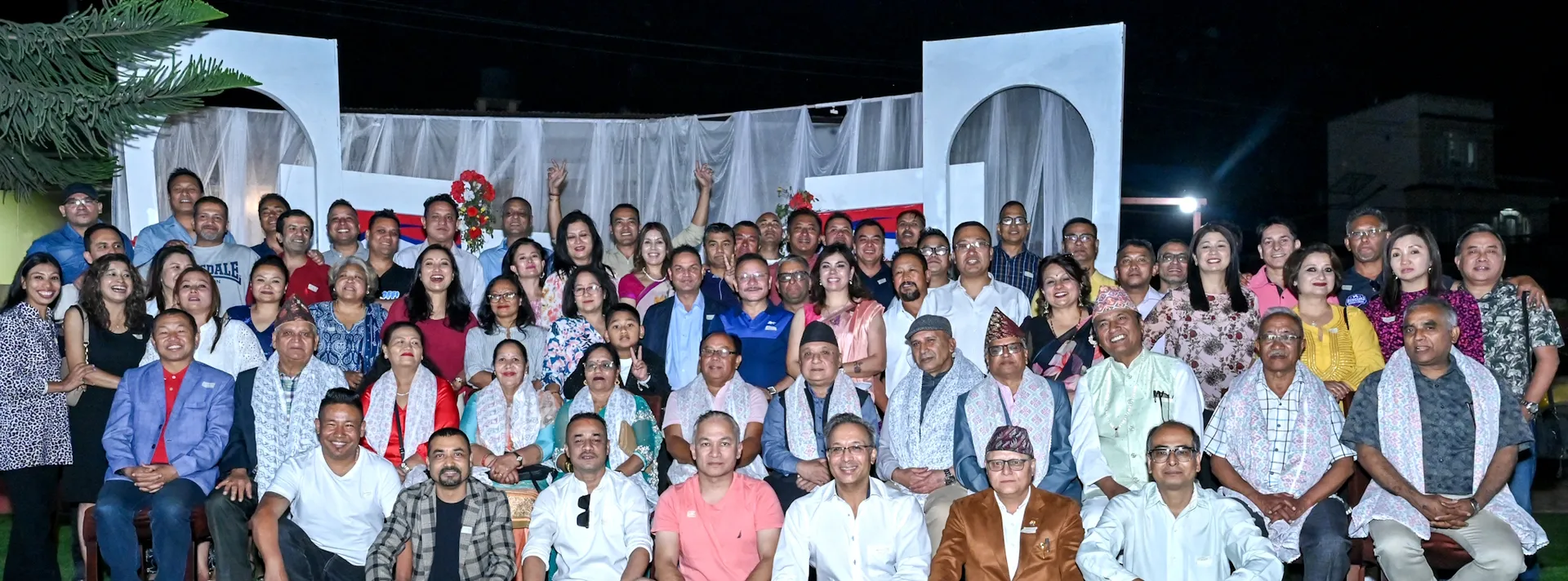 Large group photo of alumni and honoured former teachers at the AAAK reunion