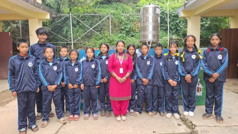 Projects शिक्षकसँग पङ्क्तिबद्ध नेभी ट्र्याकसुटका विद्यार्थी