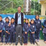 AAAK सदस्यसँग ट्र्याकसुट लगाएका विद्यार्थी