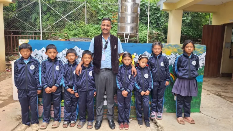 AAAK सदस्यसँग ट्र्याकसुट लगाएका विद्यार्थी