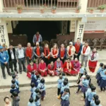 विद्यालयअगाडि रातो खादा लगाएका AAAK, बैंक कर्मचारी र शिक्षक