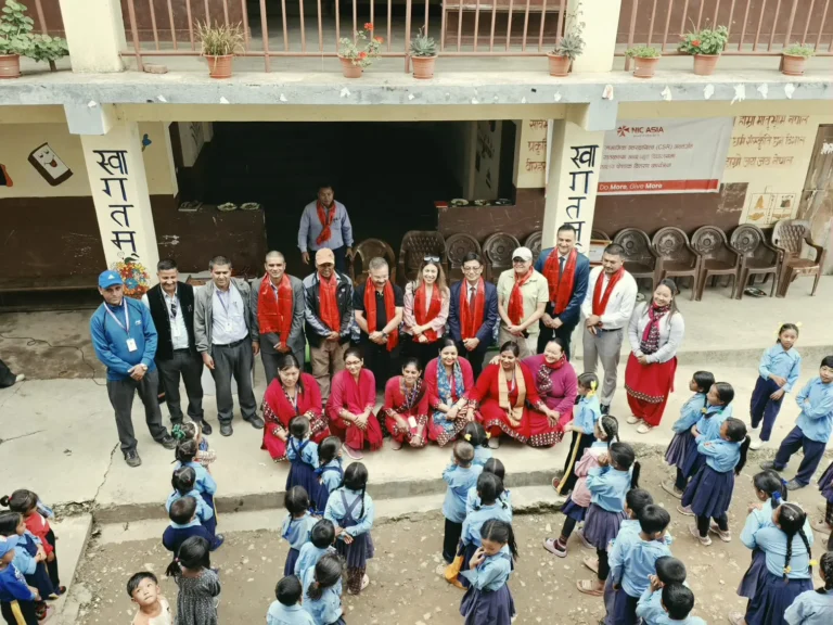 विद्यालयअगाडि रातो खादा लगाएका AAAK, बैंक कर्मचारी र शिक्षक