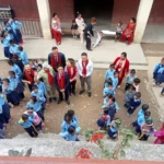 माथिबाट देखिएको विद्यालय प्राङ्गणमा भेला विद्यार्थी
