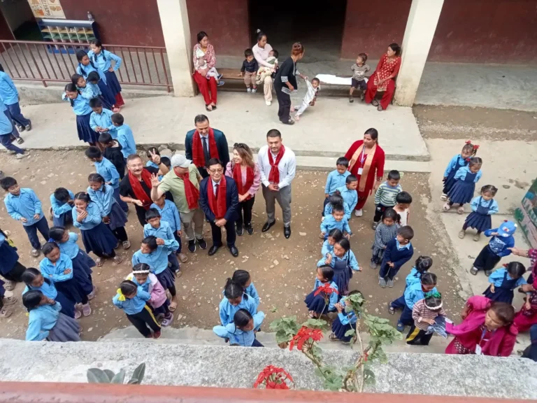 माथिबाट देखिएको विद्यालय प्राङ्गणमा भेला विद्यार्थी