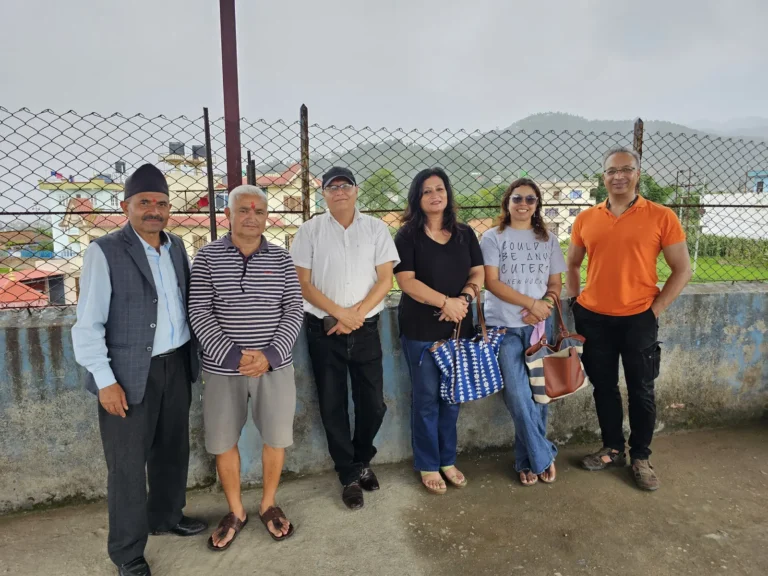 विद्यालयको आँगनमा उभिएका छ जना AAAK सदस्य